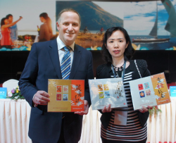 John Key with Sophia Zhang holding NZ Year of Snake Collection 2013