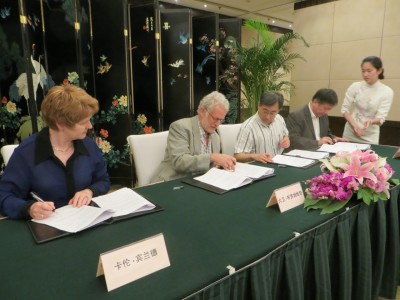 Signing Ceremony for Memorandum of Intent for Shanghai Writers Exchange. L to R: Karren Beanland from the Michael King Writers Centre, National President Dave Bromwich, Mr Wang Xiaoshu, the executive Vice President of the Shanghai PAFFC, and Mr San Ganlu General Secretary of the Shanghai Writers Association, at Shanghai Youxie's office 