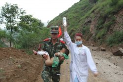 Yunnan earthquake_rescuer with baby + nurse