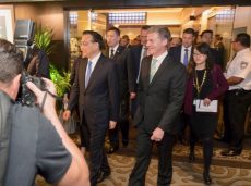 Premier Li Keqiang and Bill English arriving at the ‘Rewi Alley in China’ exhibition