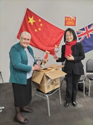The Consul General presented a box of gifts received by President Barbara Markland