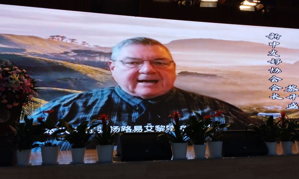 NZCFS President Chris Lipscombe speaks at the forum in Lanzhou