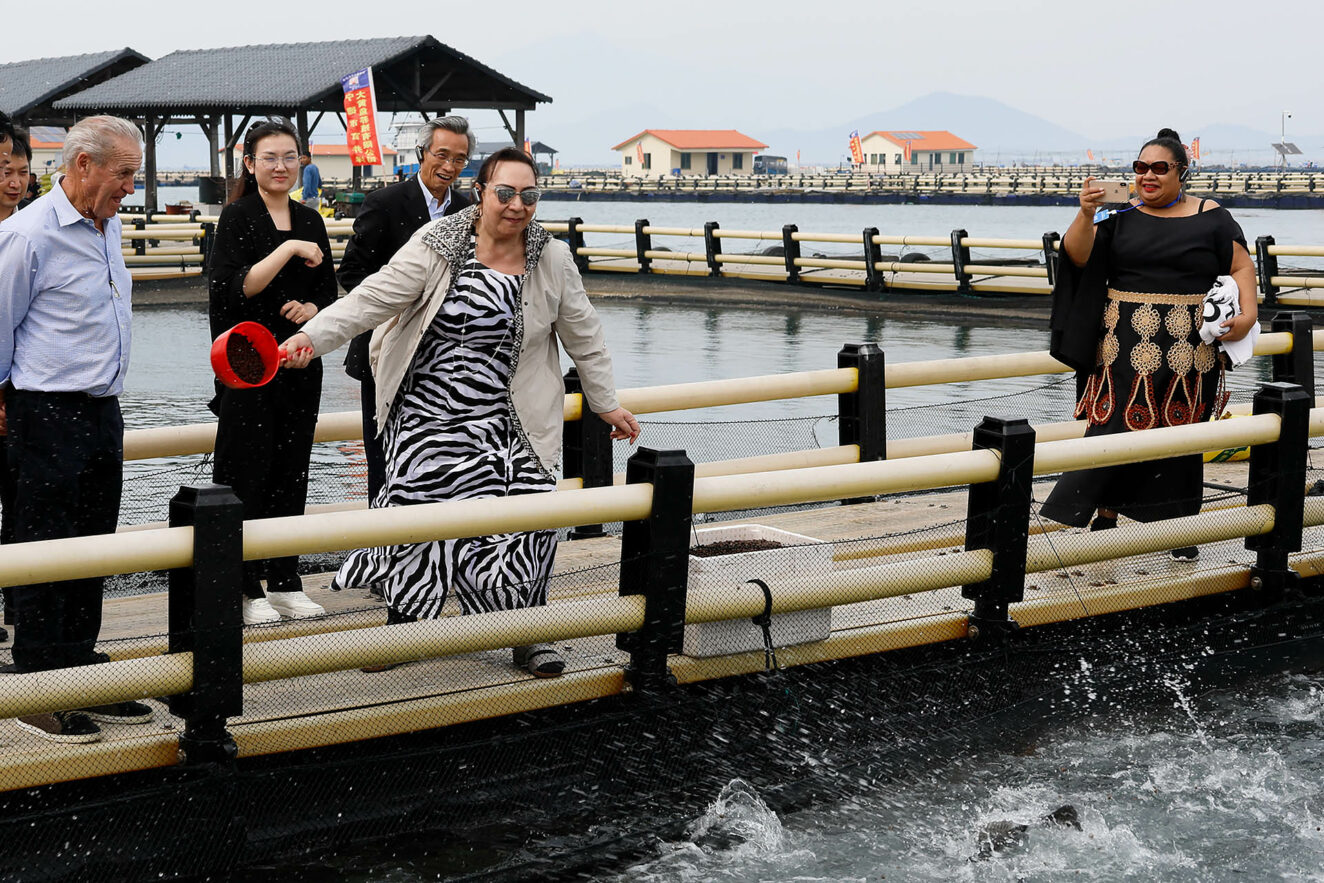 The Right Honorable Sir David Carter, Patron of the New Zealand China Friendship Society (left) and CPAFFC President Ambassador Lin Songtian (centre) look on while Her Royal Highness Princess Pilolevu Tuita of Tonga, PCFA Patron, feeds the fish at an aquaculture project in Ningde, Fujian, China.