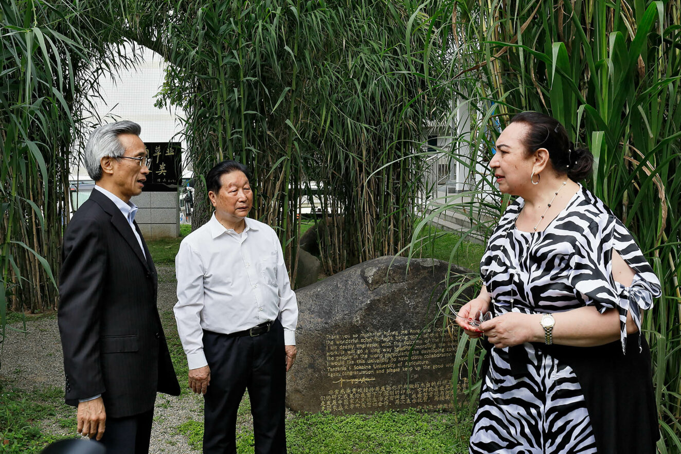 Her Royal Highness Princess Pilolevu Tuita of Tonga (right) and President of the Chinese People’s Association for Friendship with Foreign Countries Ambassador Lin Songtian (left) with Professor Lin Zhanxi (centre), the developer of juncao technology at Fujian Agriculture and Forestry University (FAFU), Fujian, China.