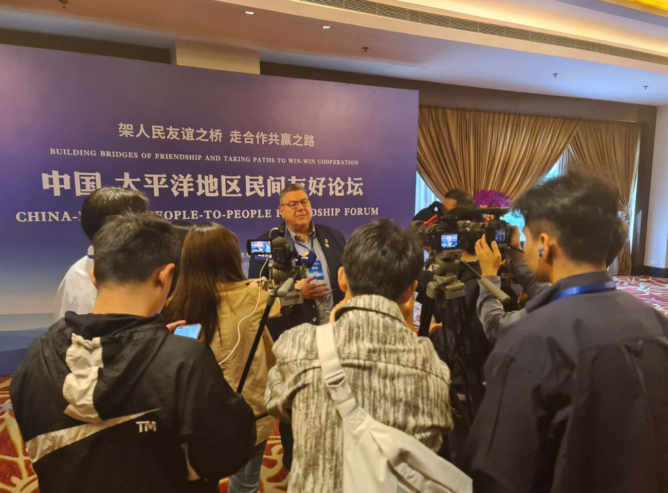 National President of New Zealand China Friendship Society Chris Lipscombe responds to questions from local media following his presentation at the China-Pacific People-to-People Friendship Forum co-organised by PCFA and CPAFFC in Fuzhou, May 2023.