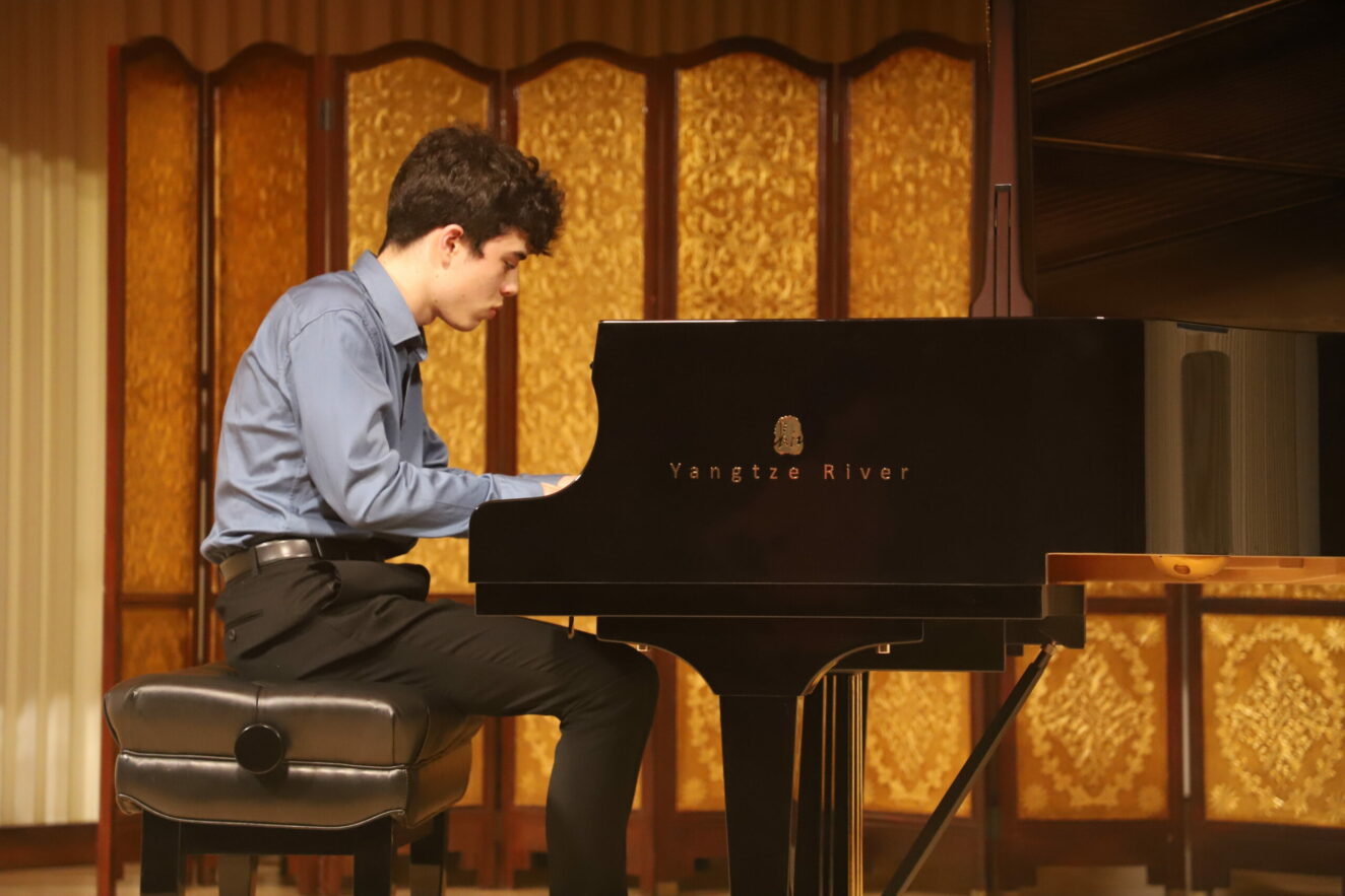 Zhuhai Mozart competition finalist Benjamin Carter performing at the piano.