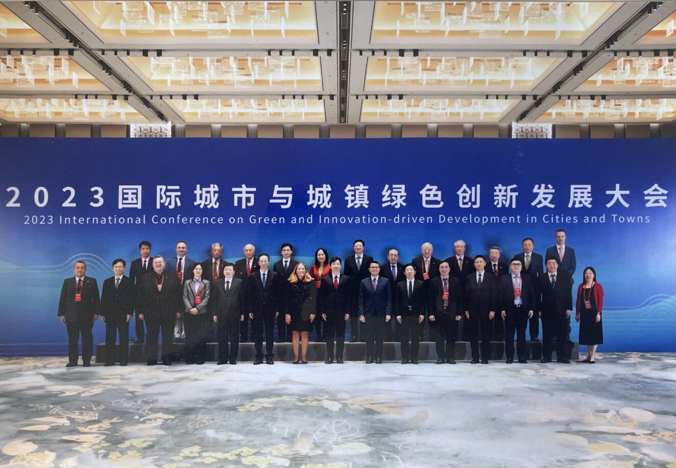 NZCFS President Chris Lipscombe and Northern Vice President Fan Miao with other VIPs at 2nd International Conference on Green and Innovation-driven Urban Development, Xiangcheng District, Suzhou.