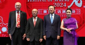 Yi Zhang, Event Organiser; Chen Shi-jie, China Consul-General in Auckland and Event Supporter; Fen Li, President of the Huaxing Arts Troupe and Event Coordinator; and Mike Dawson, President of the New Zealand China Friendship Society’s Auckland Branch